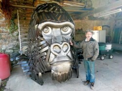 LE SCULPTEUR FERRONNIER NICOLAS JOUAS AVEC SES OEUVRES ANIMALES ET MONUMENTALES CREES POUR LE SALON DES ARTISANS CREATEURS DE LODEVE ALM20191118A3